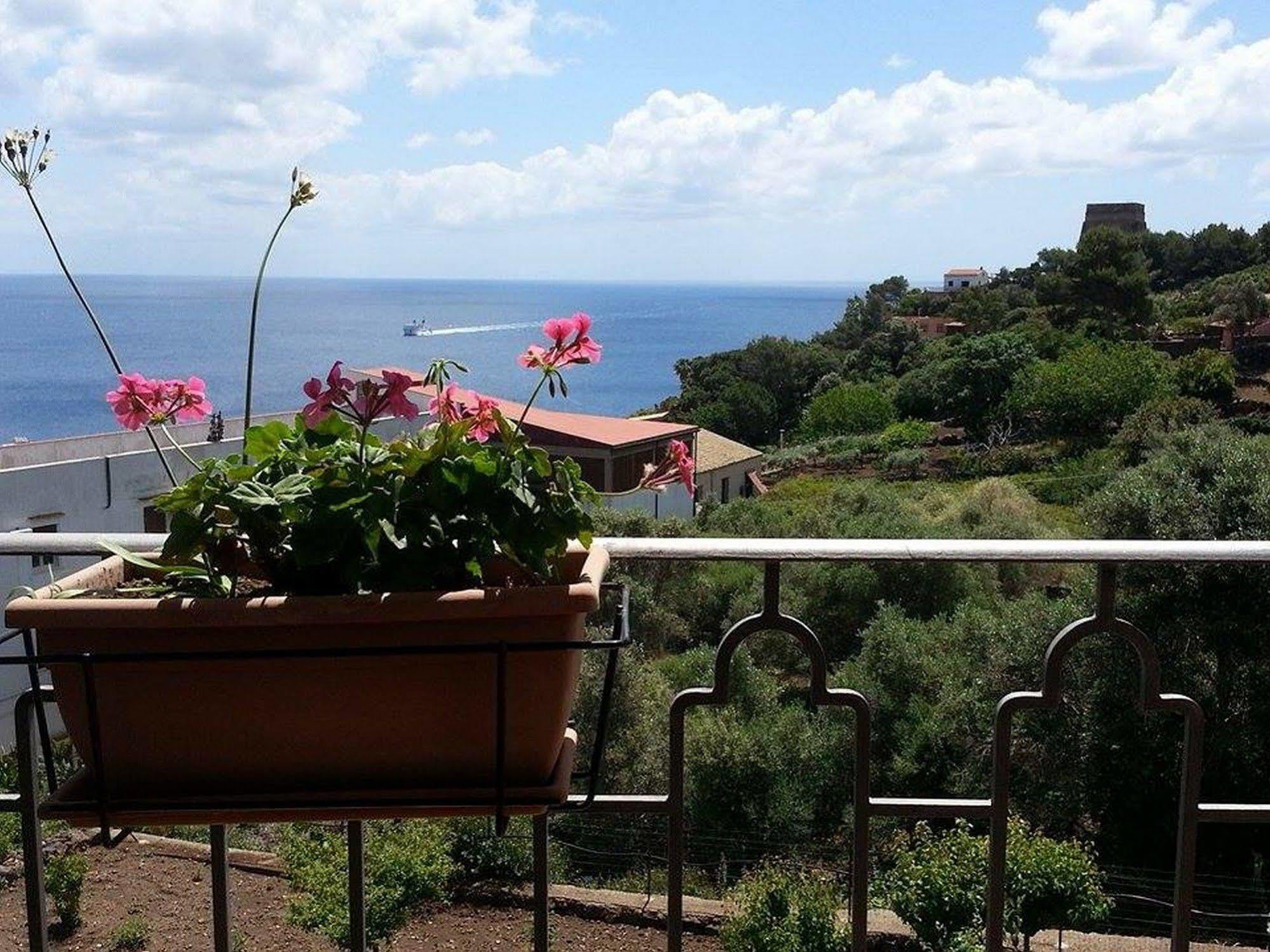 Hotel Clelia Isola di Ustica Екстериор снимка